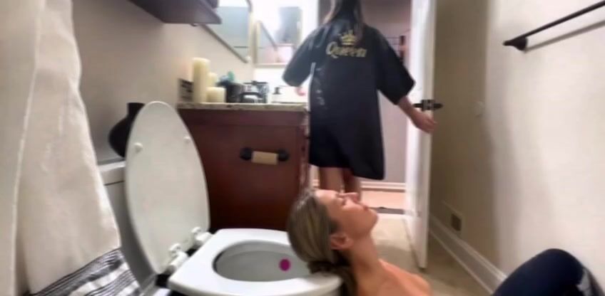 Slave waiting for eating her farts