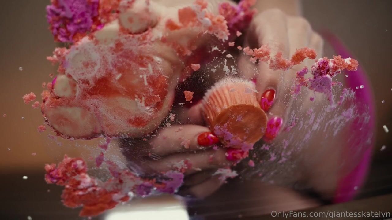 Giantess Katelyn Valentines cake crush and tease make me hard
