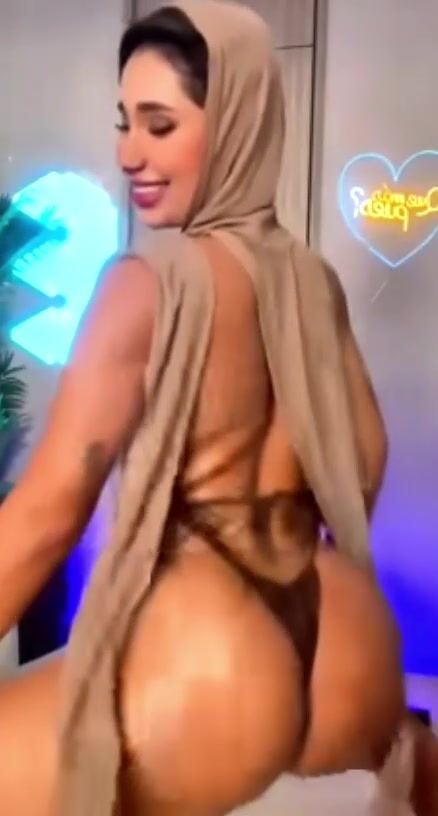 Sexy muslim shows how good her ass is