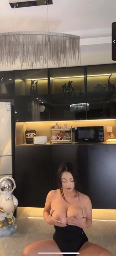 WKer - Chinese babe huge tits 1