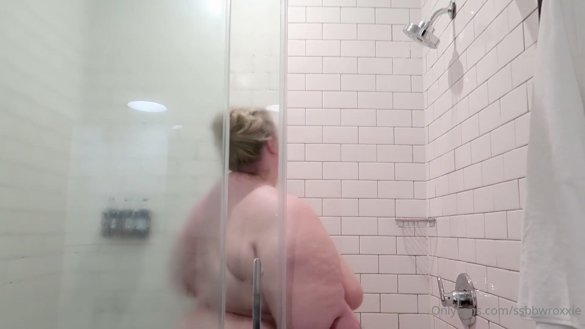ssbbwroxxie taking shower