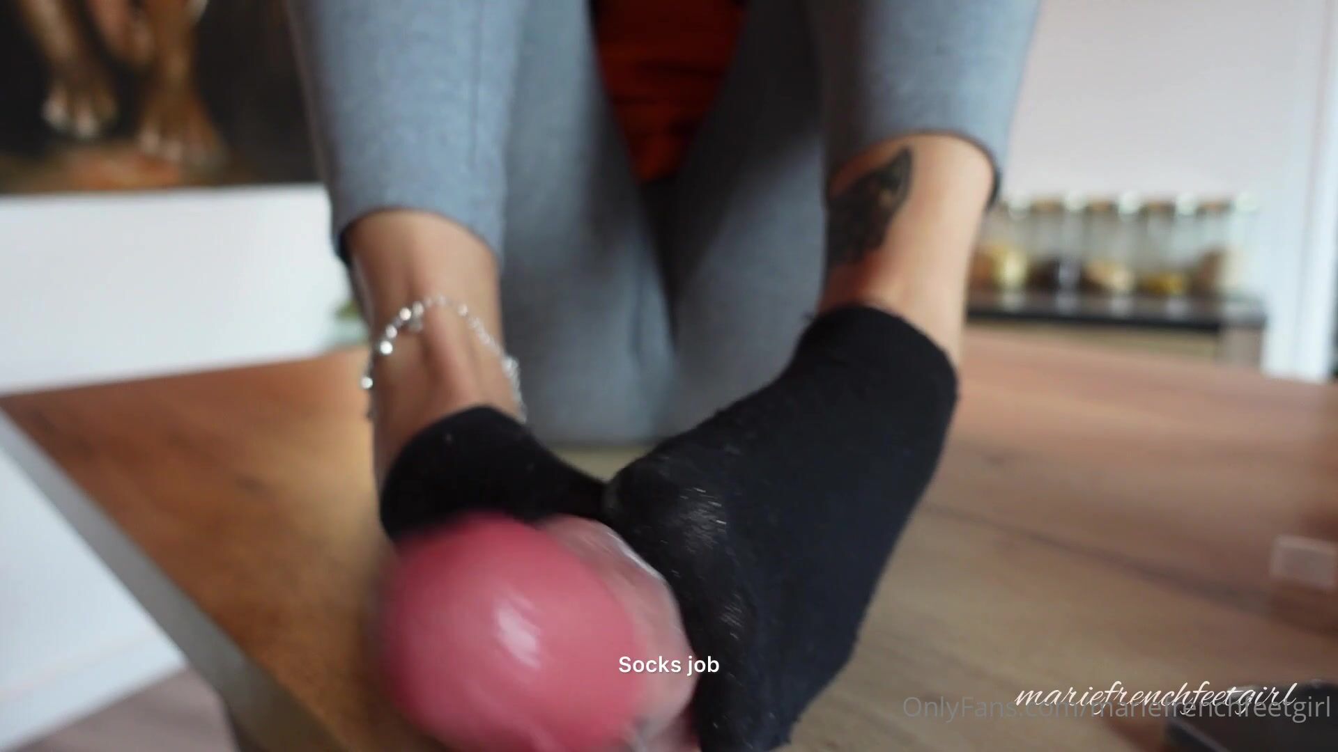 Socks job je fini sur un footjob pieds nus apres Passe u by mariefrenchfeetgirl