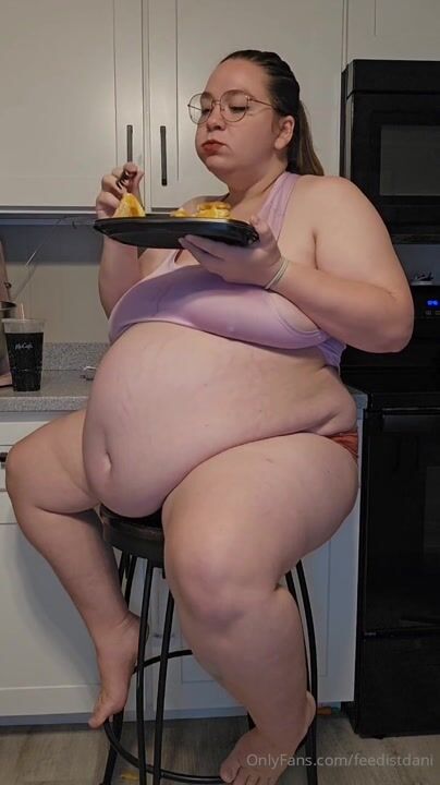 FeedistDani - Big ol gut