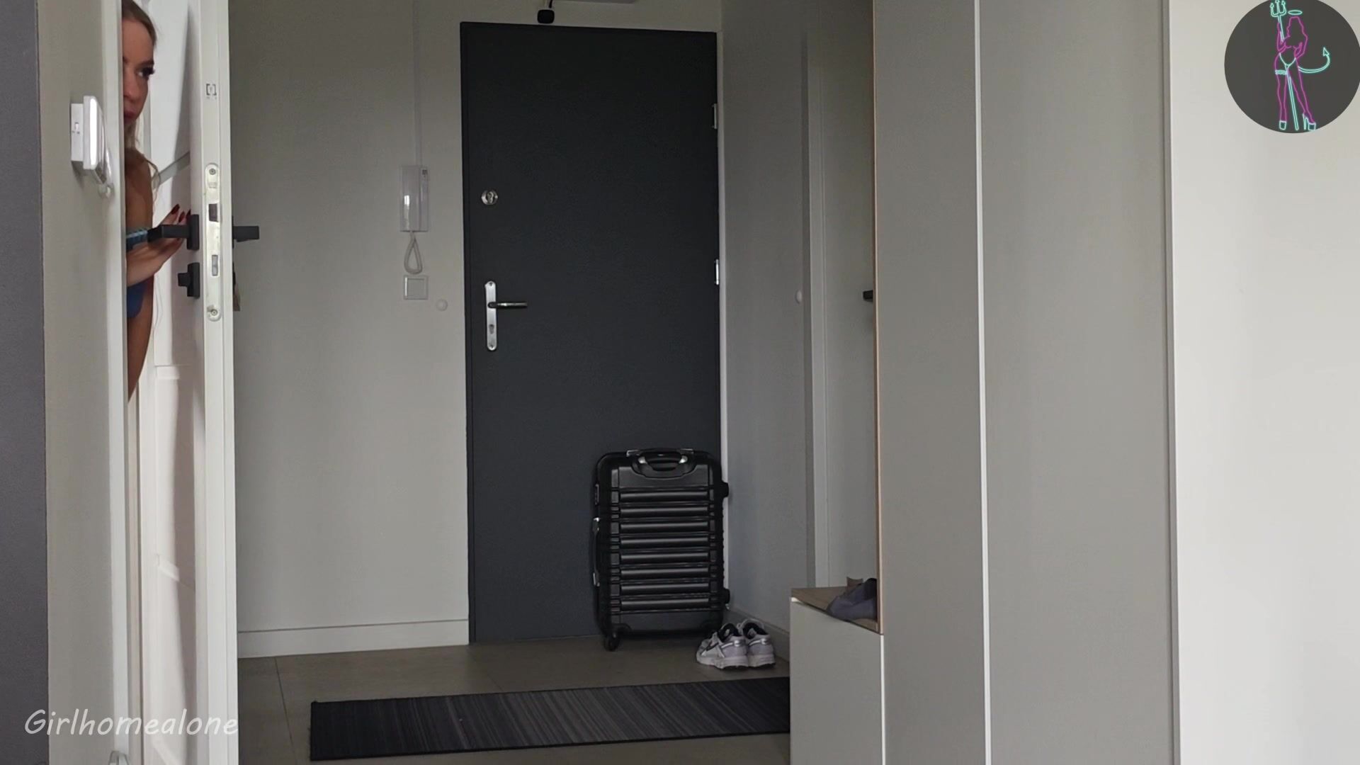 ENF lady locked out of her room 6