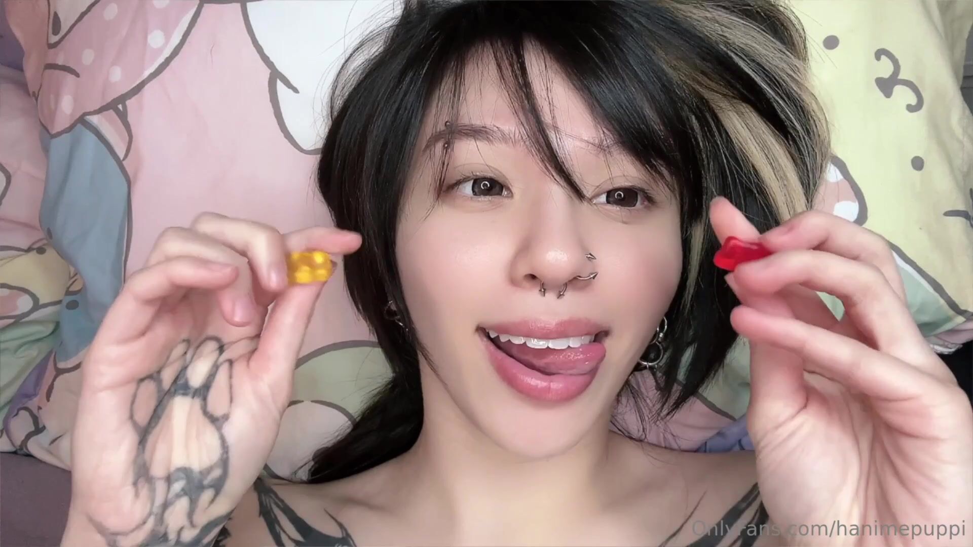 Hanimepuppi vores lots of gummybears