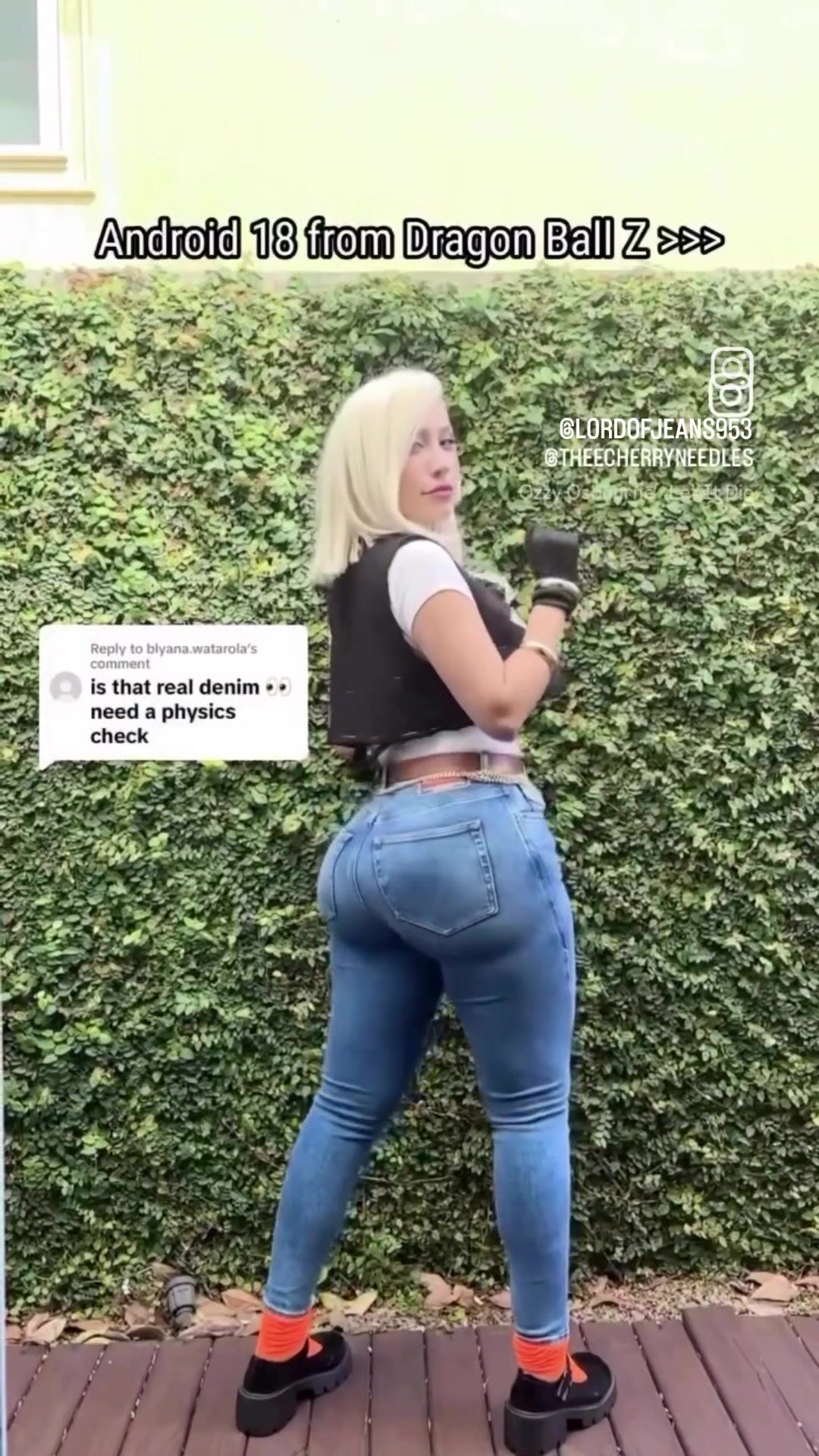 Cosplayer big jiggly ass