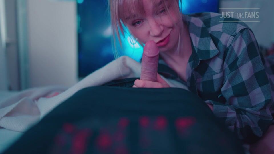 Jolie Lyon-Mommy hears noises from your room