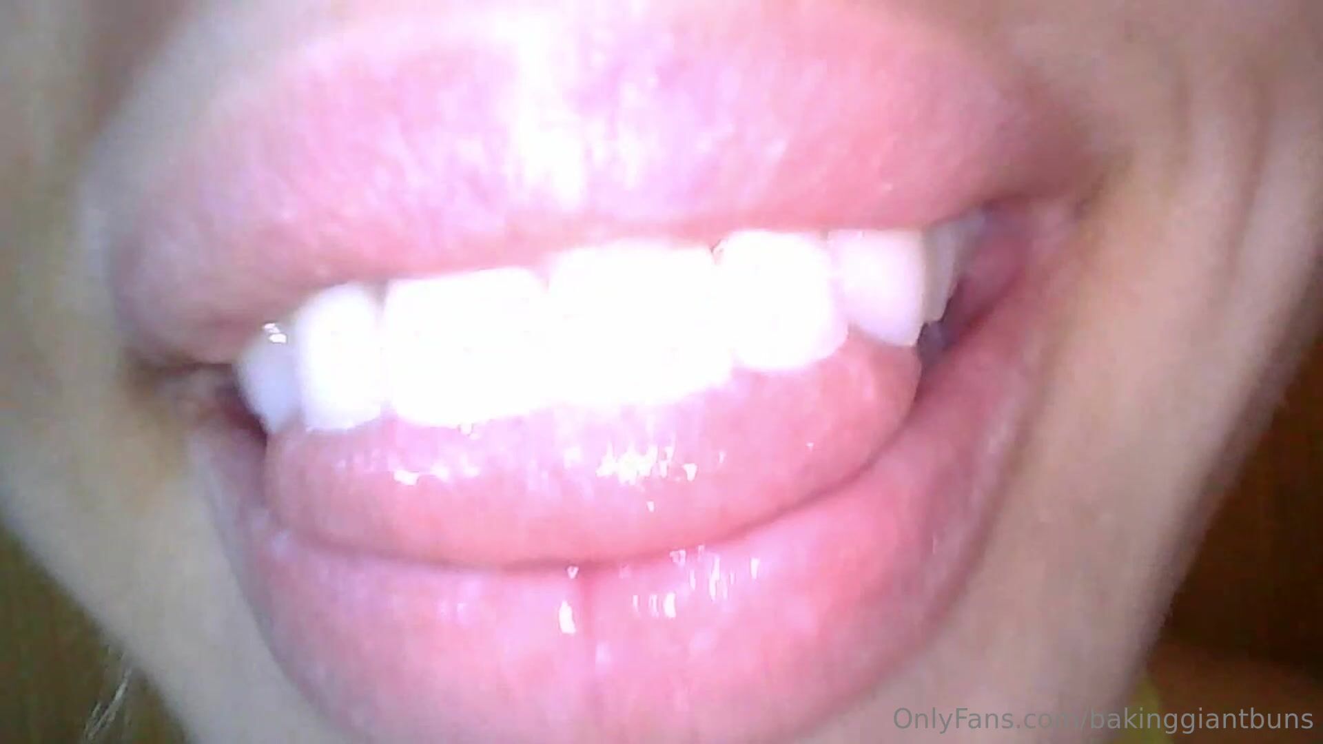 Bakinggiantbuns mouthcam