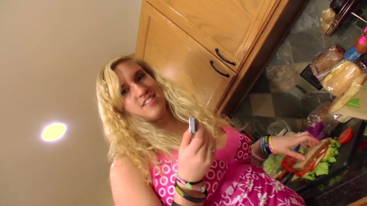 Nova - Giantess Sandwich Vore