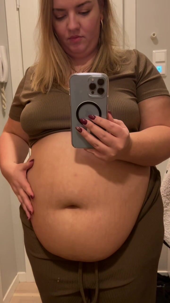 Maggie´s Belly play after Christmas dinner