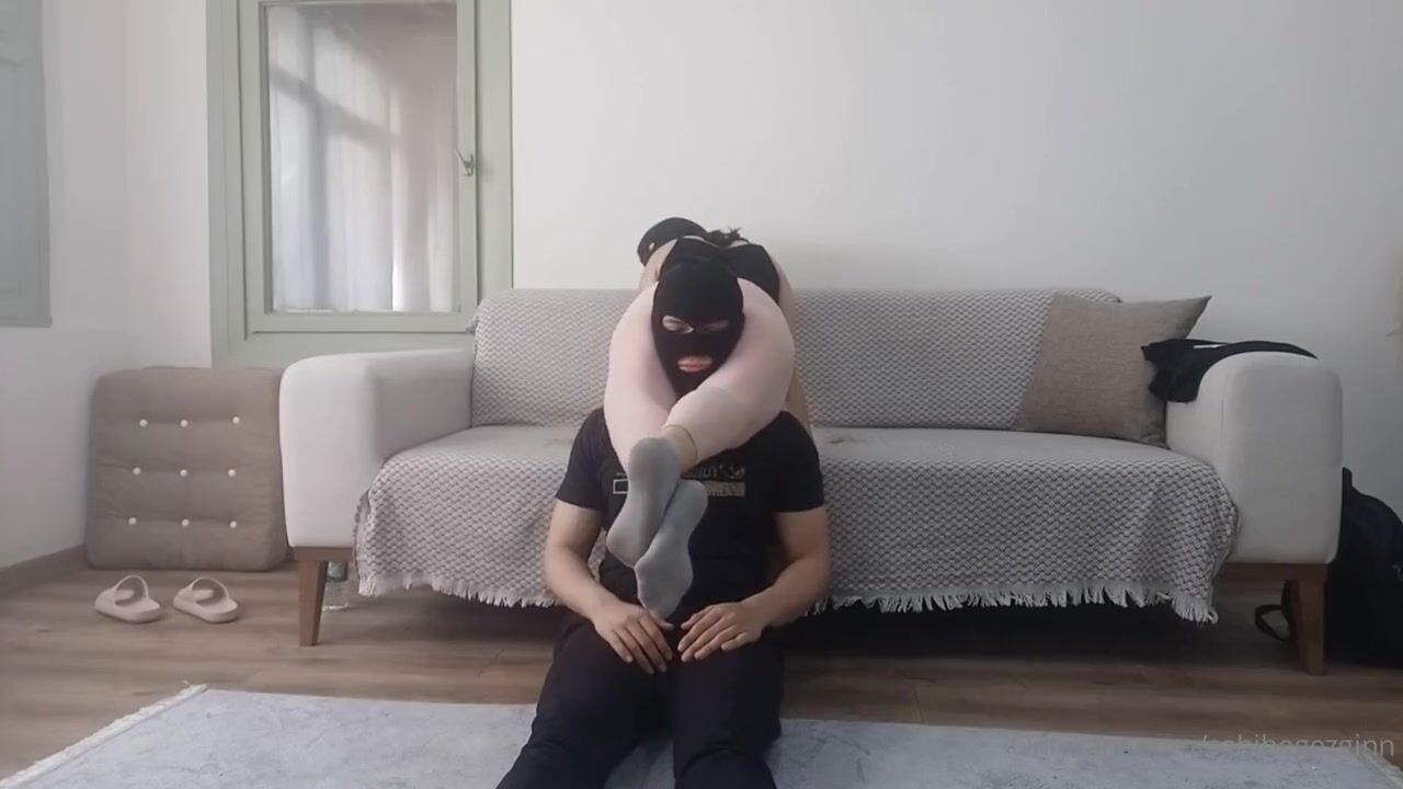 Sahibe Gezgin couch squeeze