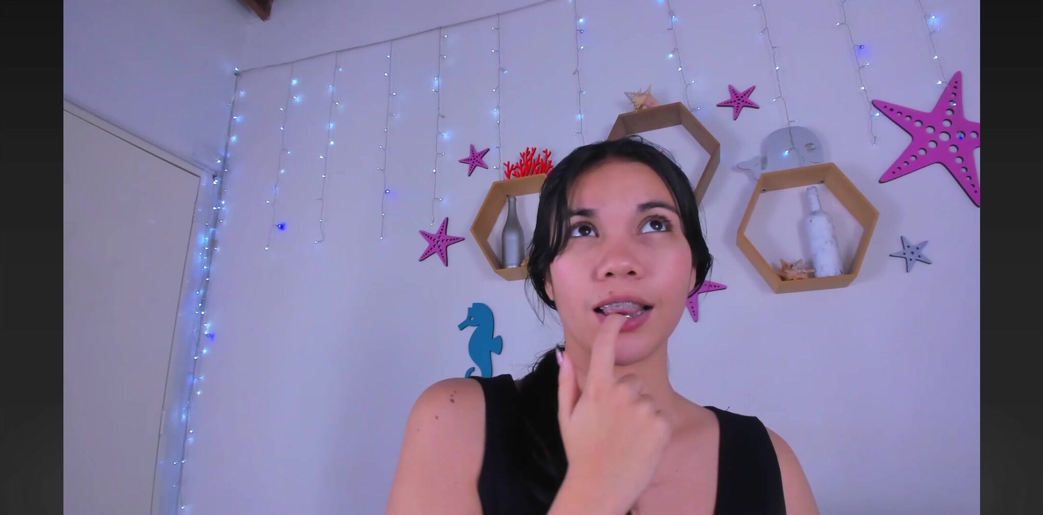 Camgirl sucking toes