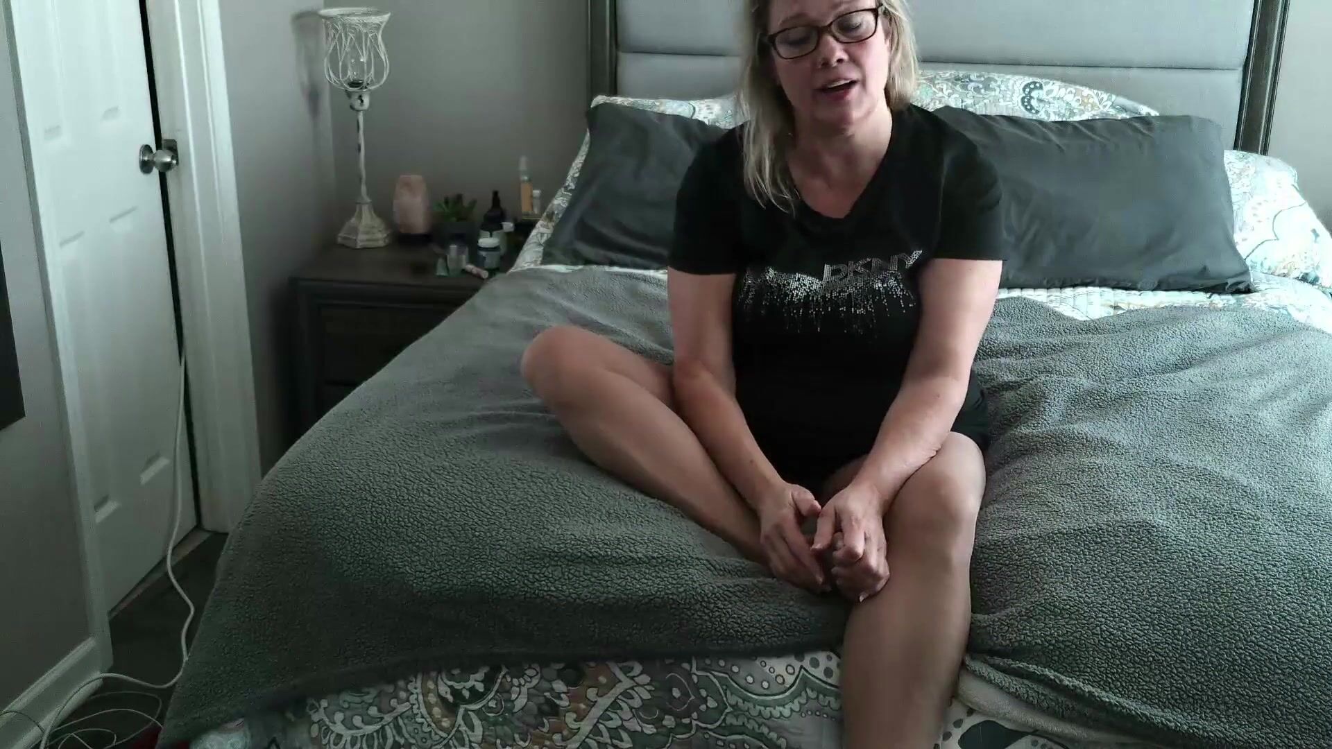 SexyinTN - Pantyhose Mommy having a bad dayson helps out