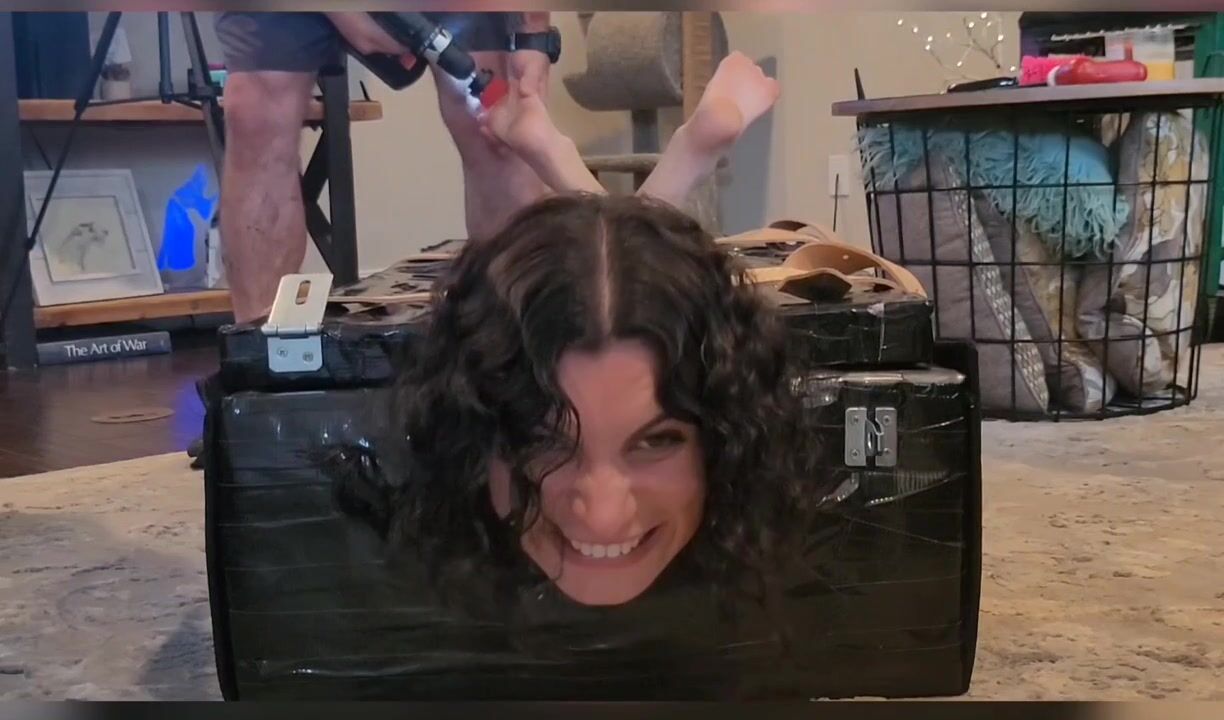 Bella Luxx - Host(ickle)