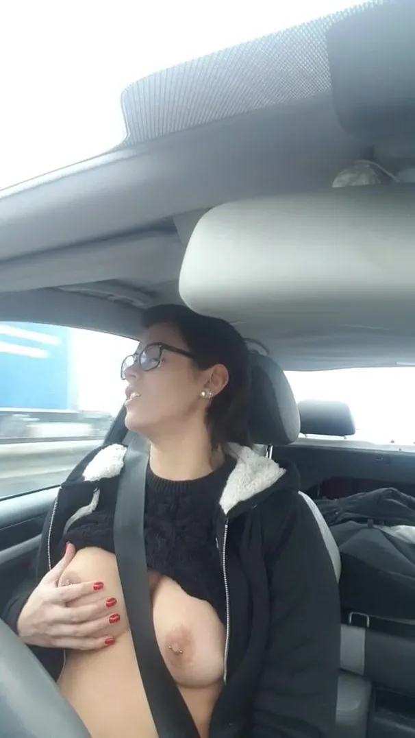 vicalouqua 2017 01 25 teen piercing nipple flash on the road flash en voiture premium porn video