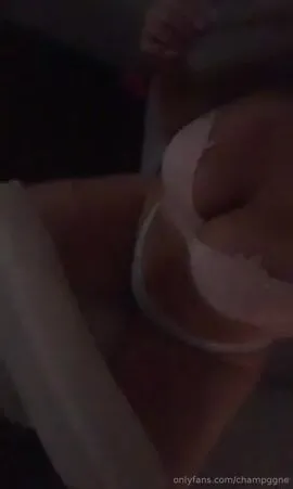 Champggne – Showing off her body in lingerie – Thicc twitch thot – Onlyfans leak