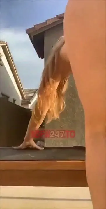 Maddison Grey – Fucks her pussy outside and gushes cum on the ground – Premium Snapchat leak