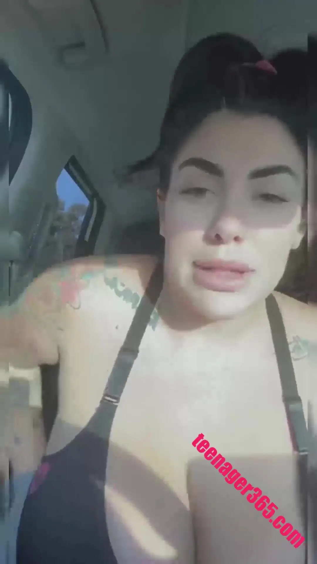ana lorde i love playing w/ my big titties in public ? 2020/07/01