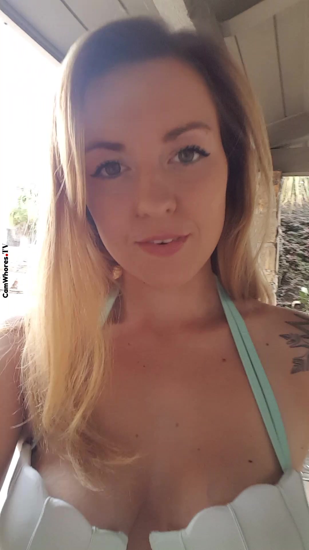 Shesleah squirts at a public pool 