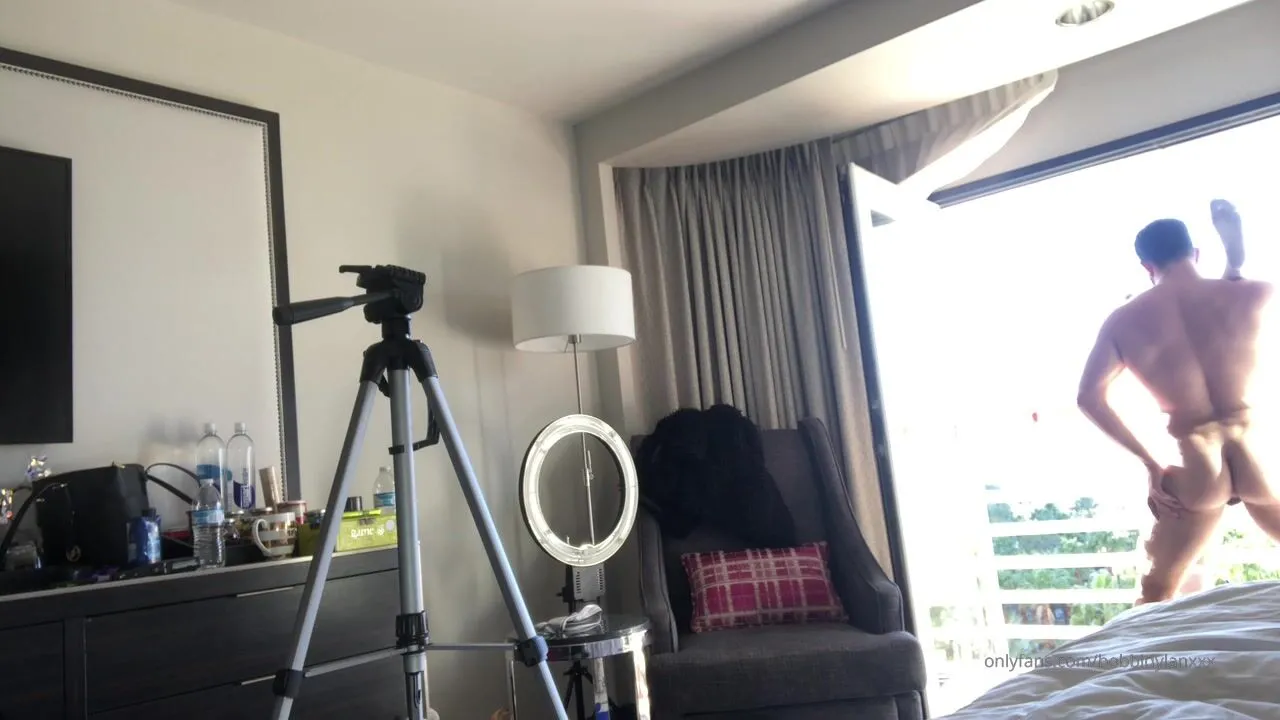 bobbidylan watch me get fucked before heading down to the avn expo