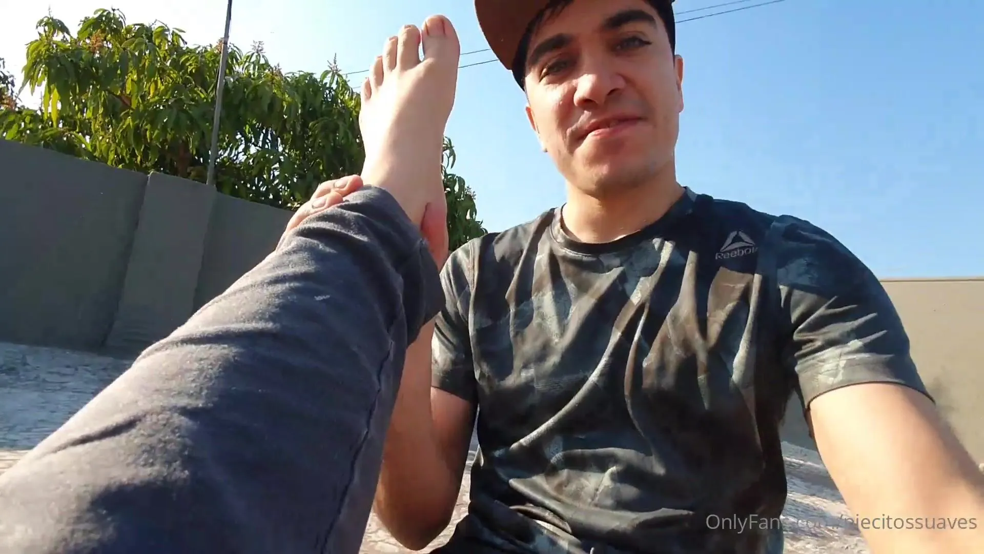piecitossuaves sniffing sweaty feet outdoor oliendo los pies sudados al aire libre