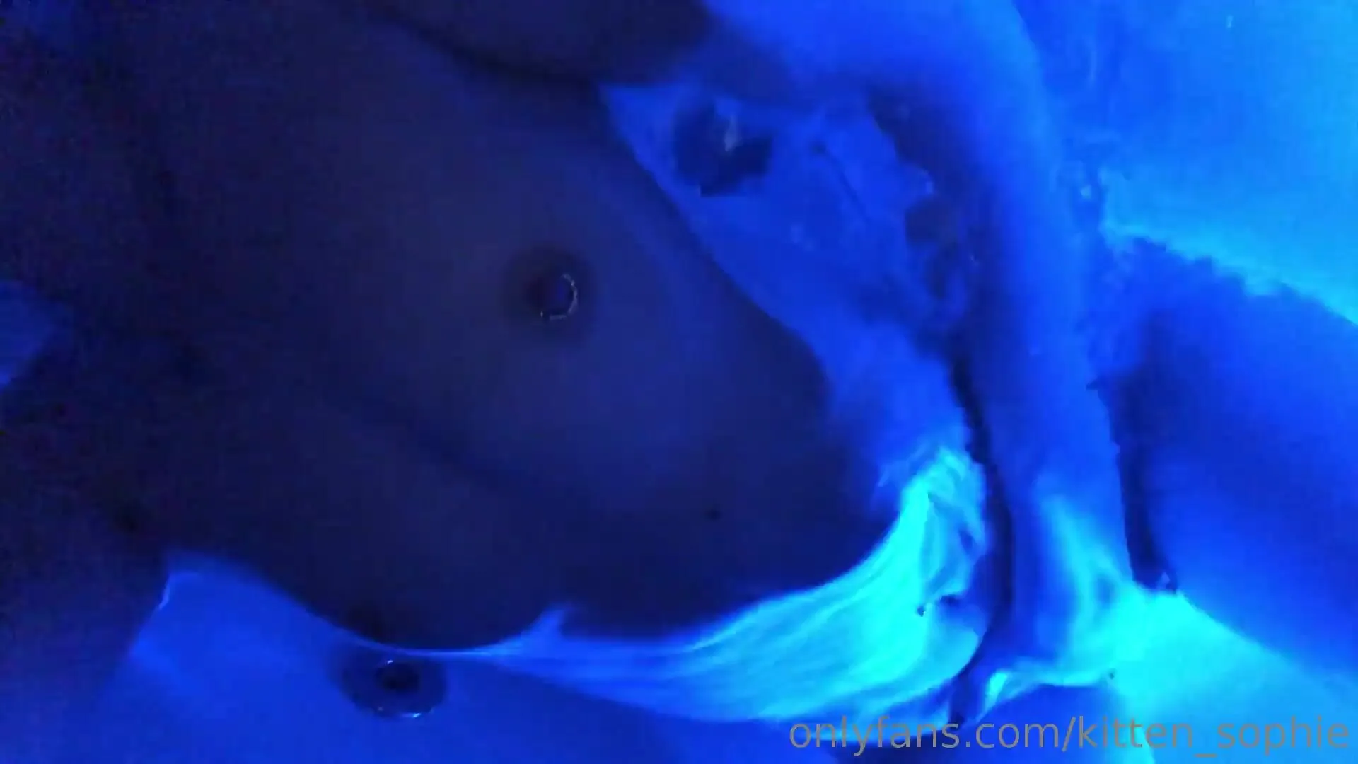 kirabee fingering myself in my multicoloured bath