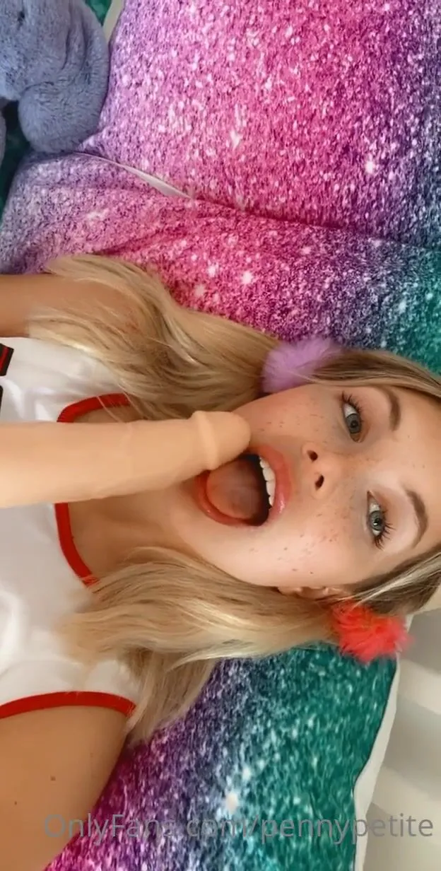 pennypetite tb to my first dildo experience i ve only got this one atm and i ve tried it in my pussy