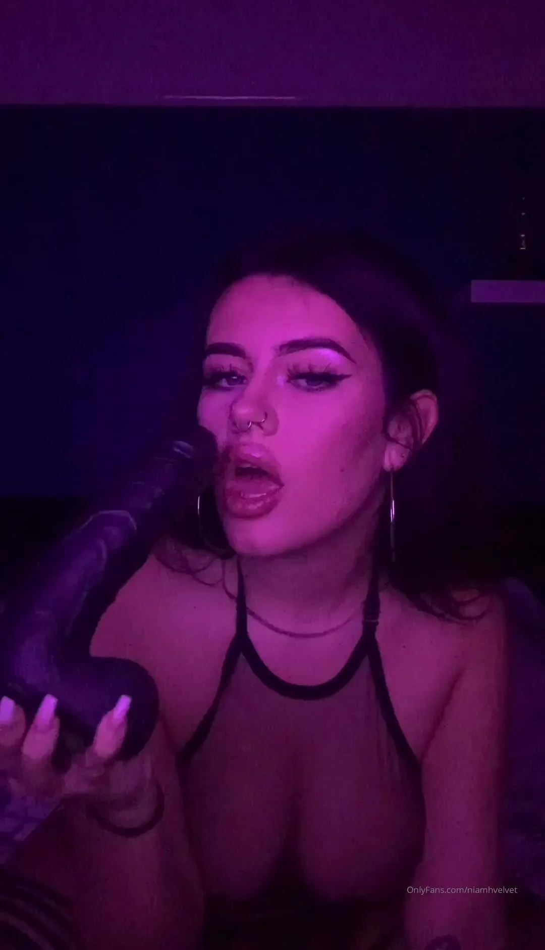 niamhvelvet watch me show off my curvy body whilst shoving a big black dildo down my throat & loving onlyfans xxx videos