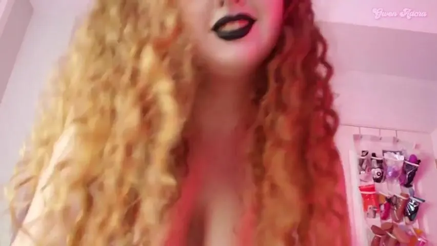 Gwen Adora