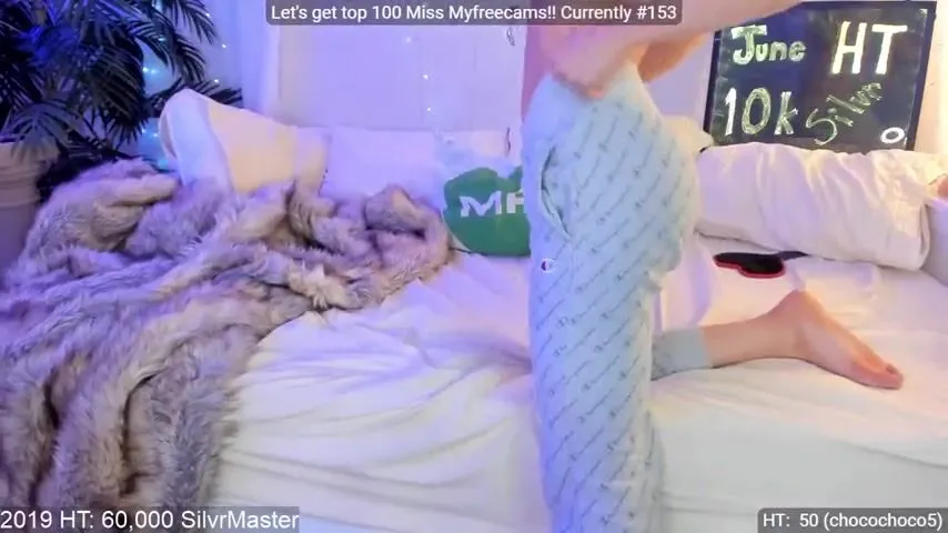 SkylarRaye Relaxing And Showing Her Big Butt