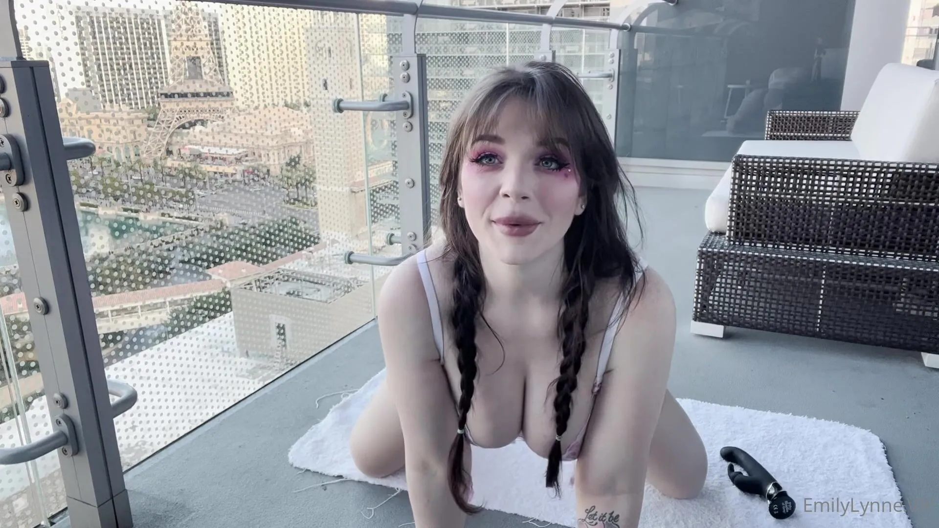 [New] Emilylynne - Public Pussy Fucking with Vibrator