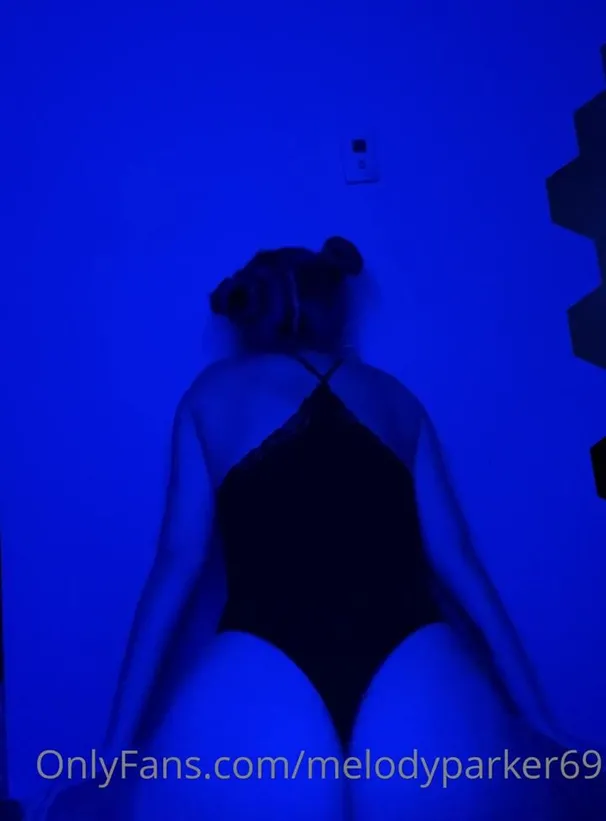 melody parker twerking in colored lights part 2