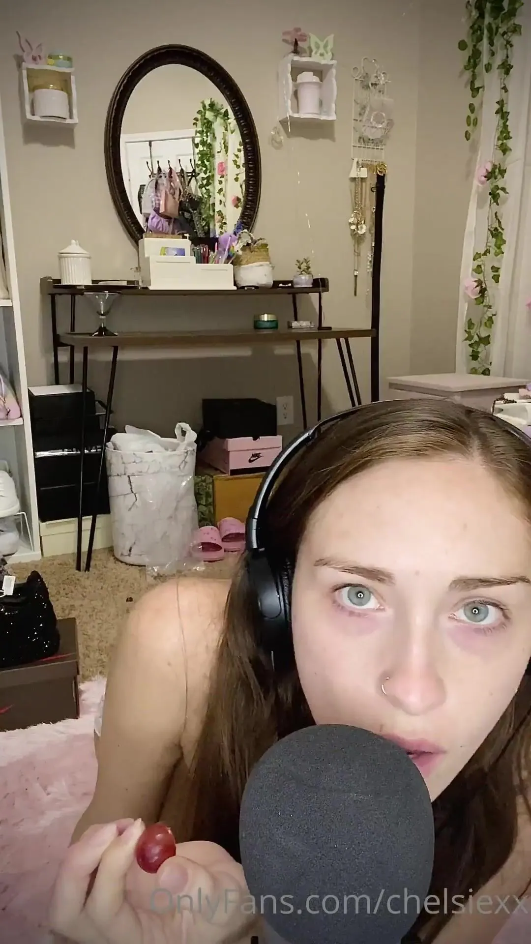 chelsiexx mouth sounds rubbing eating sounds etc. video sorry my son kept interrupting also xxx onlyfans porn video