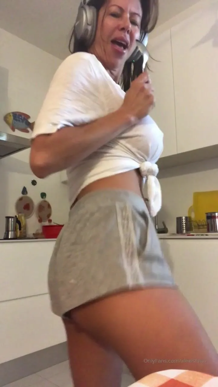 Alexisfawx Dancing Around w/ Headphones On In My Villa By The Sea In Italy xxx onlyfans porn videos