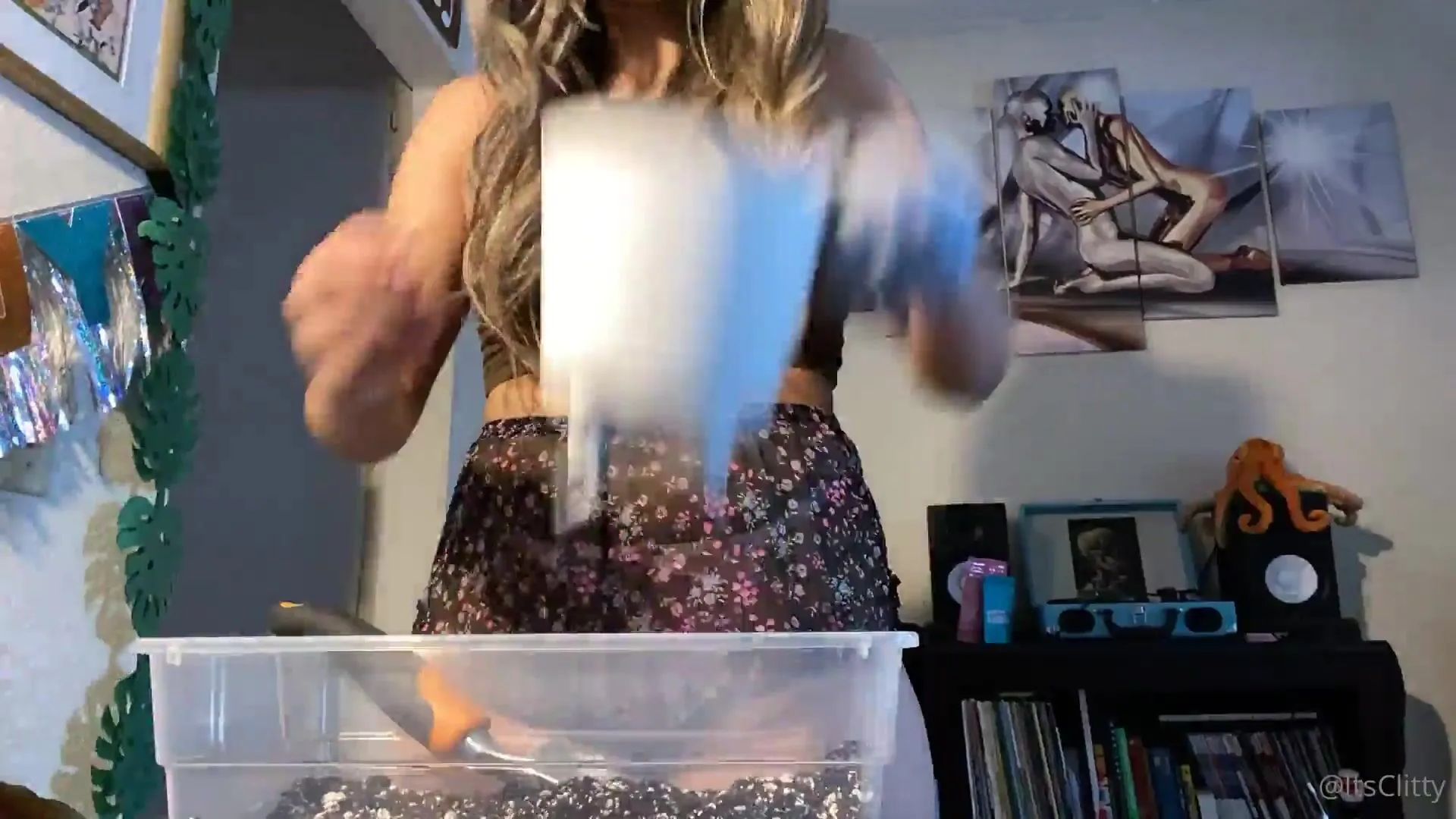 itsclitty repotting a couple of my babies tip me so i can buy more soil materials to make xxx onlyfans porn videos