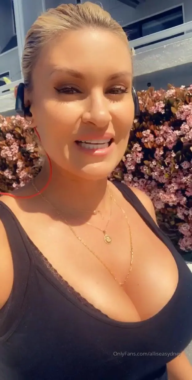 alliseasydney outdoor cardio circuit training keeping my distance getting sunshine xxx onlyfans porn videos