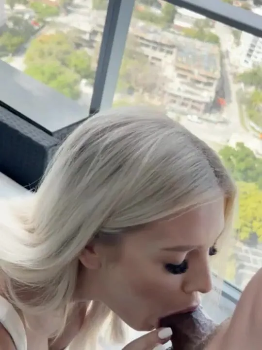 SCARLETT KISSES