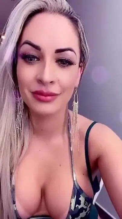 Big ass blond girl twerking