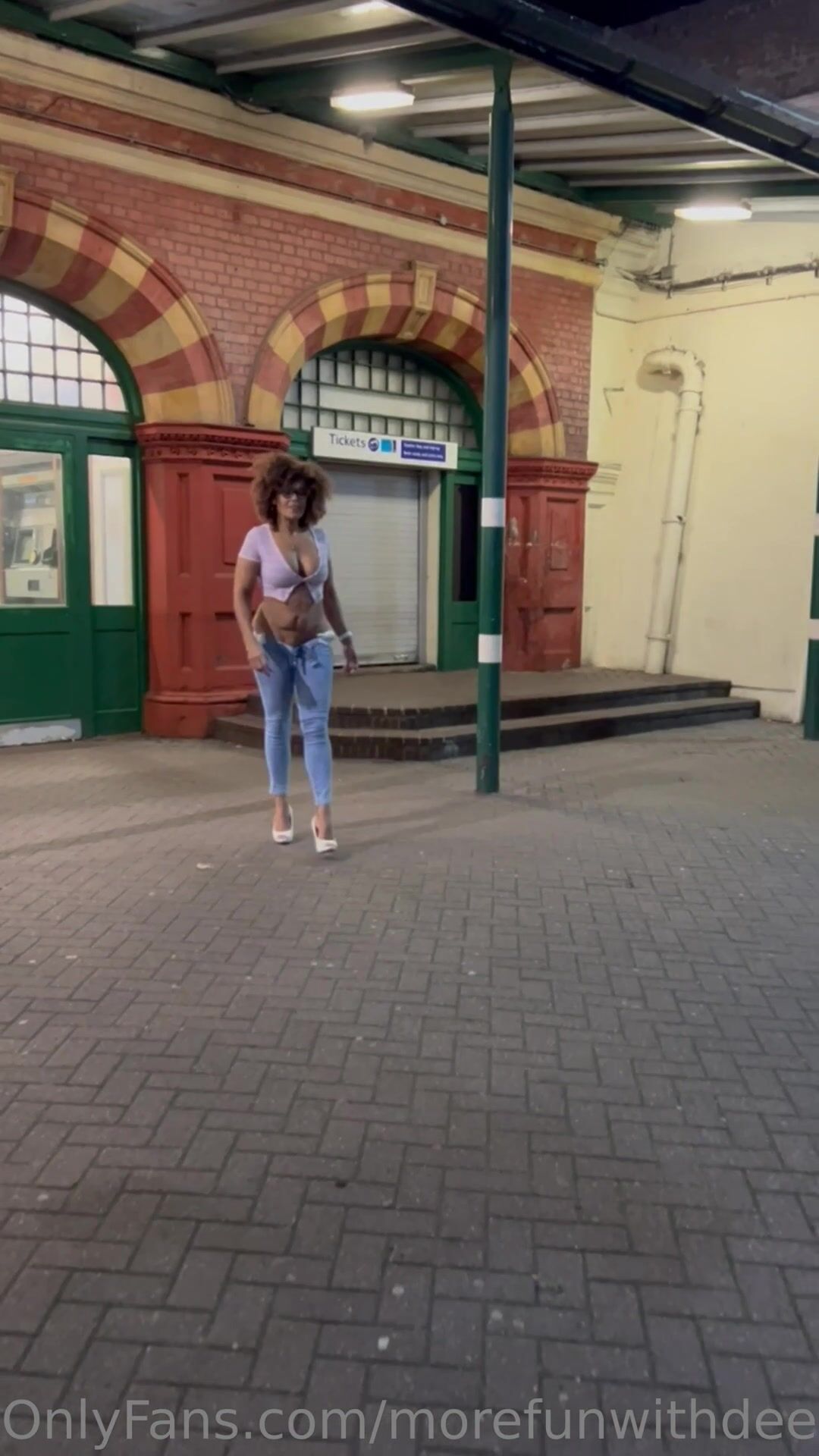 MoreFunWithDee in Lowrise Jeans flashs Pussy and tits around Town