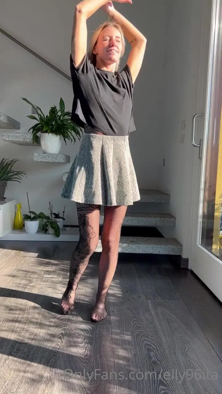 elly96ita Inizia bene la settimana un nuovo completino sexy, un balletto… mi spoglio e inizio xxx onlyfans porn videos