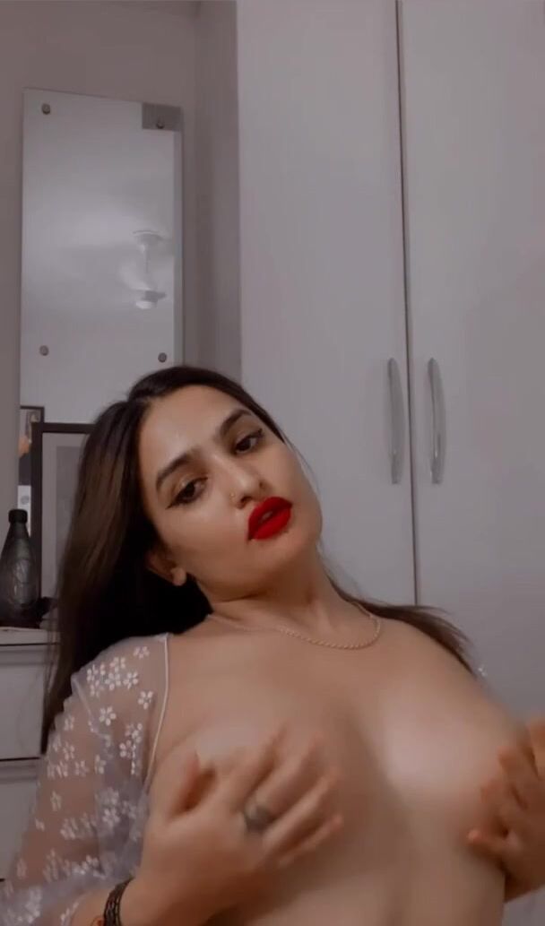 Poonam - Indian sexy Tits
