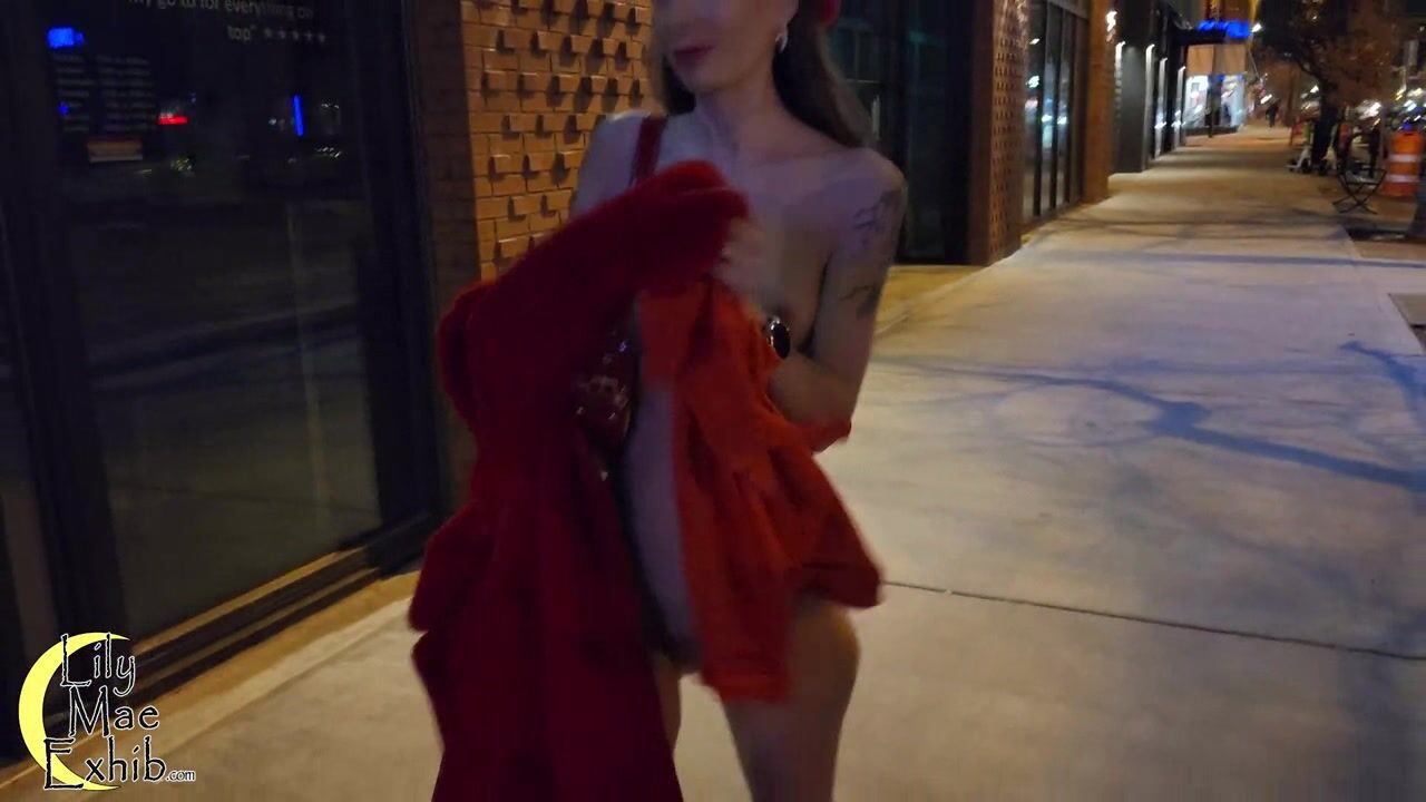 LilymaeExhib nude walk