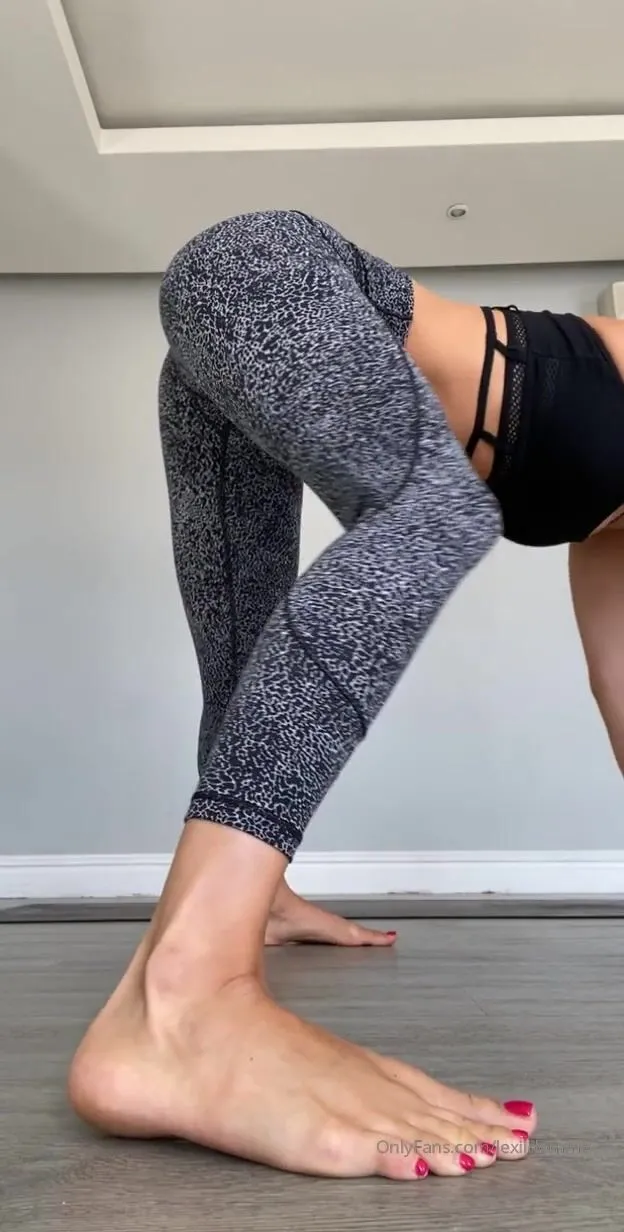 lexiidomme ‪21 second pov video from feet level stretching hamstrings and sexy legs juic xxx onlyfans porn videos