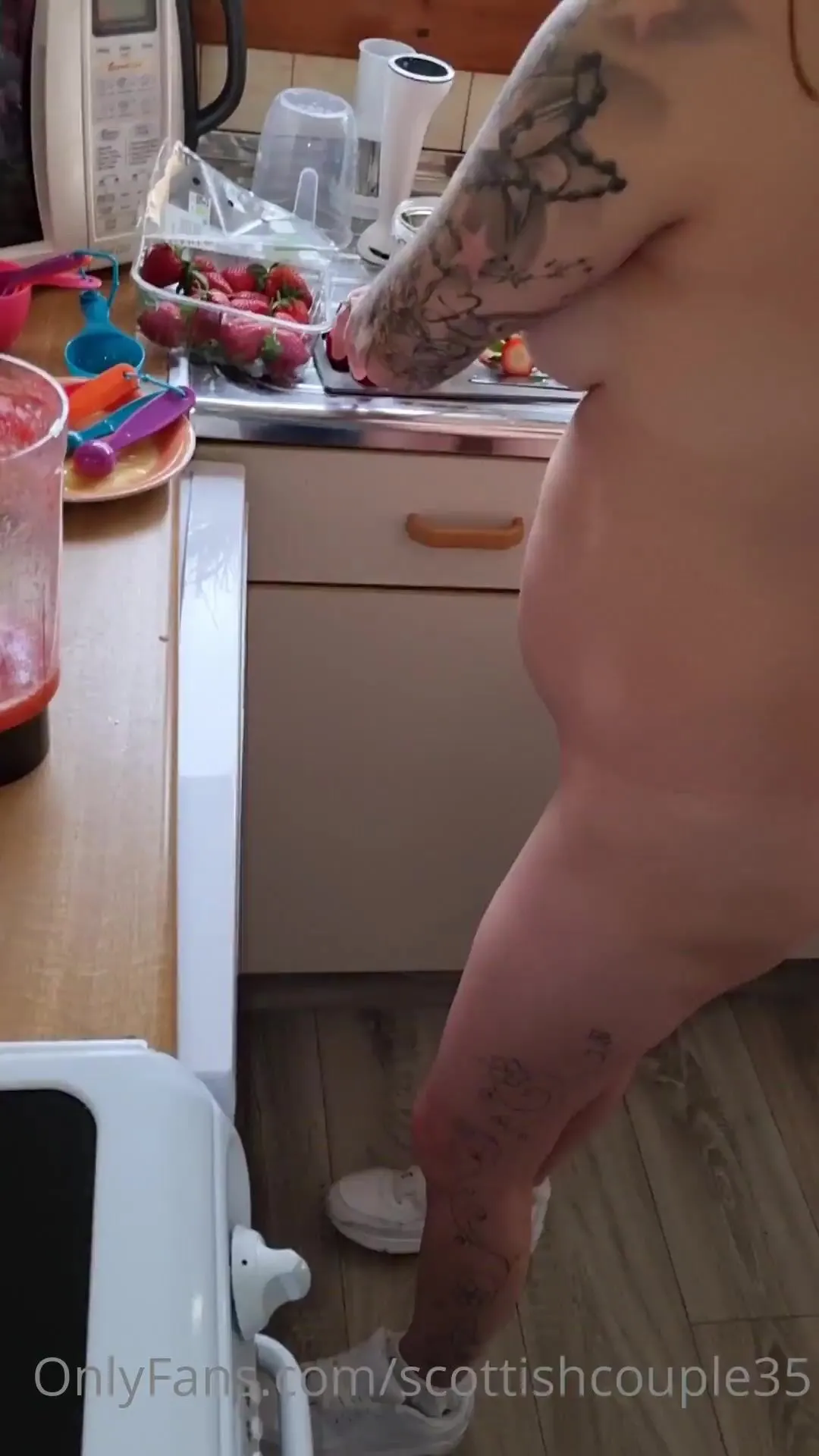 scottishcouple35 making cocktails & pouring pints the buff reckon make good bar maid onlyfans porn video xxx