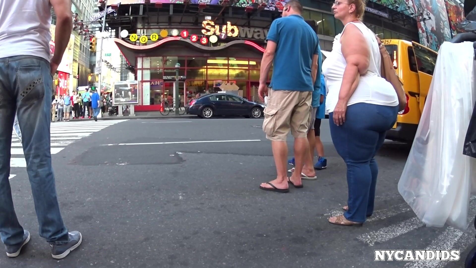 ny candids- huge pear bbw gilf