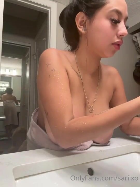 Sari1 - Huge tits shower