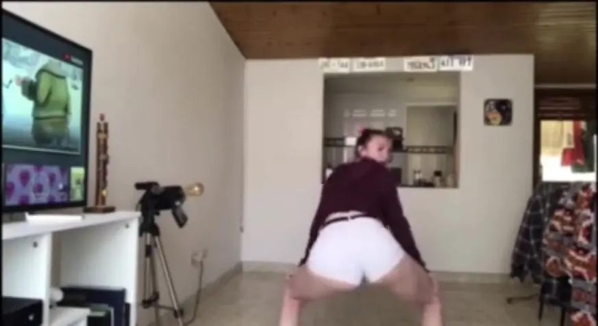EmilyRoseTV - Big ass white girl can twerk!