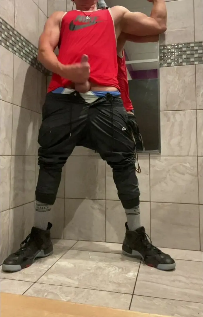 JockDad87 shoots another load in the locker room