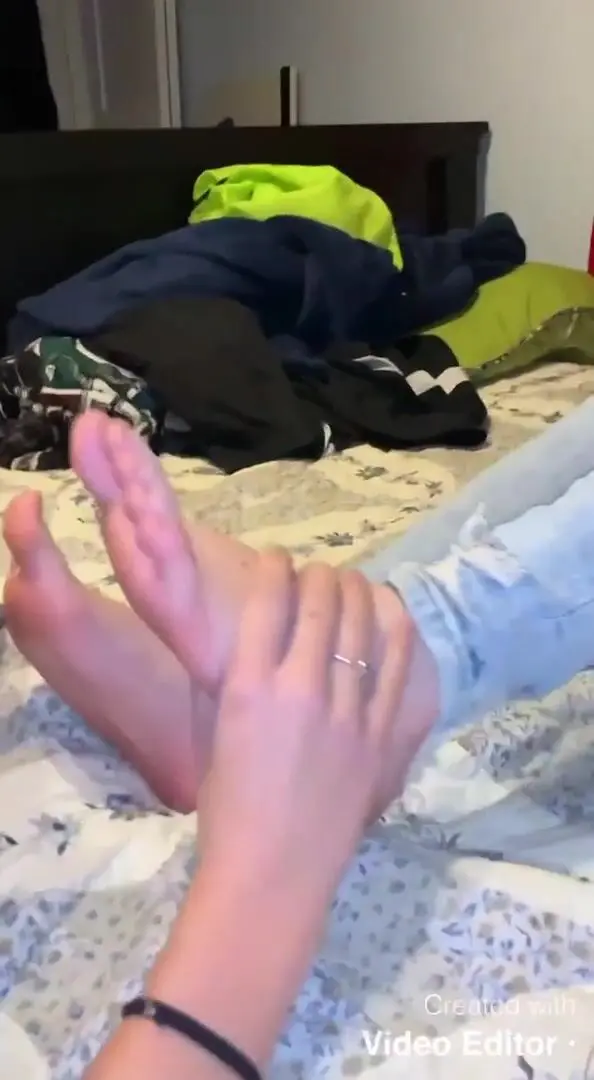 SEXY TEEN WORSHIPS HER FRIENDS FEET