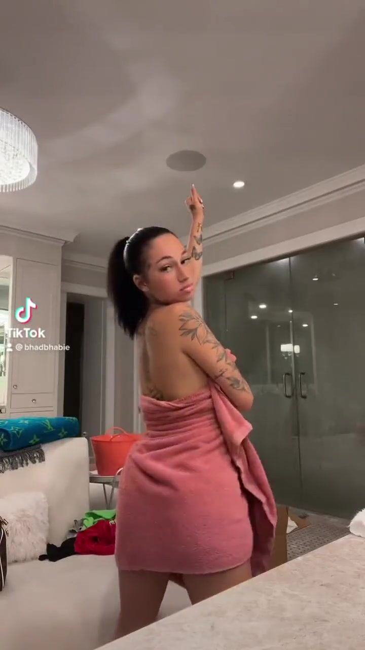 Bhad Bhabie Twerking After Shower